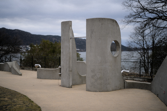 Pull-up bar attached between two concrete walls.