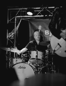 Mikko Peltola perfoming with Tomi Leino Trio.